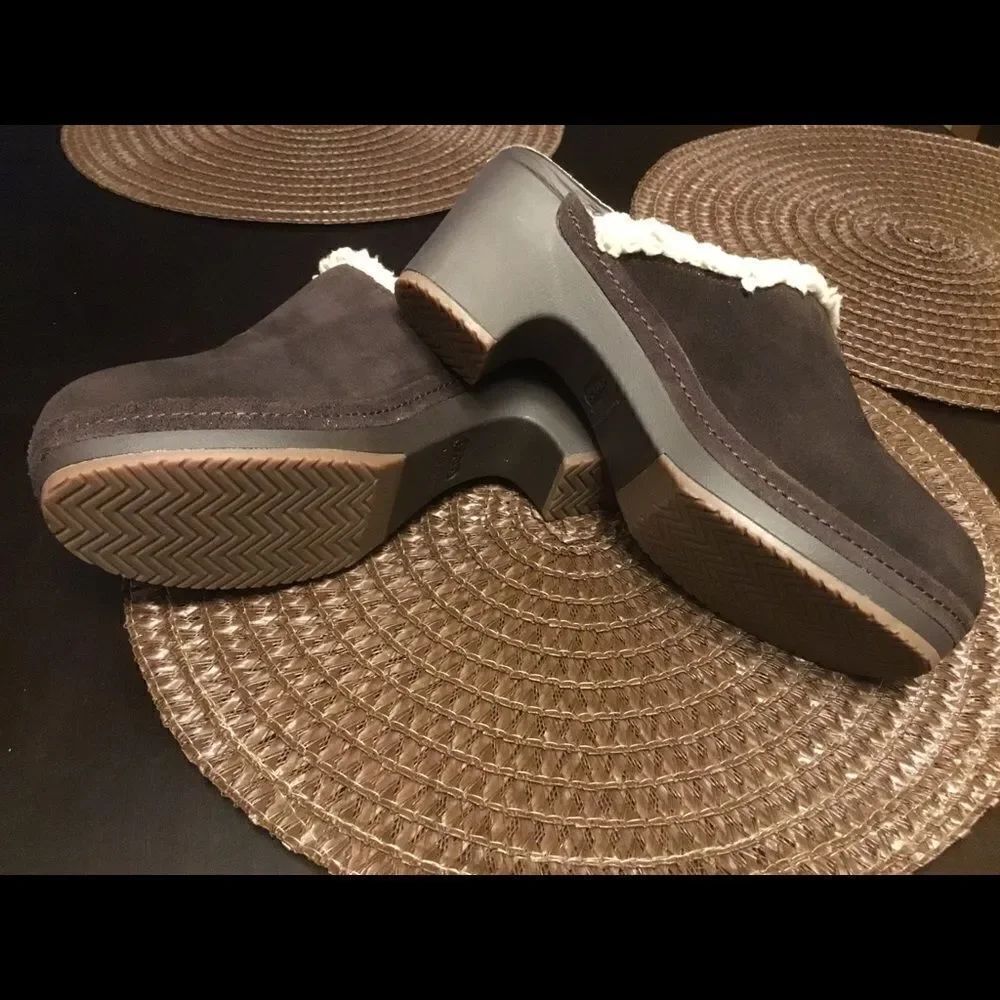 Women's Crocs Sarah Mules Clogs Sz W7 Brown Suede - Picture 7 of 7